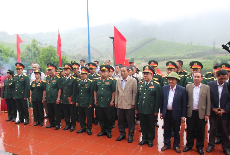 Các đại biểu viếng, dâng hương tại Nhà bia tưởng niệm Liệt sĩ Sư đoàn 10 – Quân đoàn 3, xã Cư M’ta, huyện M’Drắk.